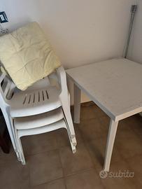 Tavolo e sedie da giardino di plastica bianco