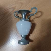 anfora metallo e marmo 