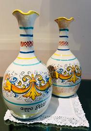 Eleganti brocche in ceramica Deruta