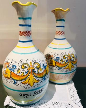 Eleganti brocche in ceramica Deruta