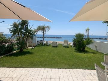 A Diamante sulla spiaggia dal giardino