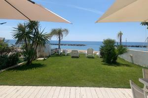 A Diamante sulla spiaggia dal giardino