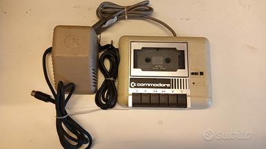 Alimentatore e lettore cassette per Commodore. 