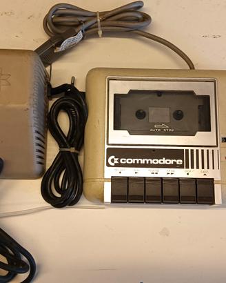 Alimentatore e lettore cassette per Commodore. 