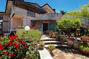 Villa di 280 m² con più di 5 locali e box auto a S