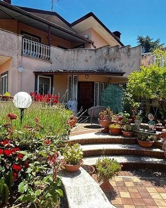 Villa di 280 m² con più di 5 locali e box auto a S
