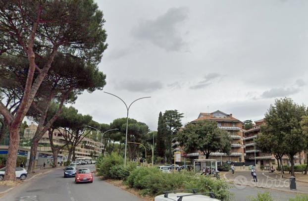 Laurentina bilocale con balcone e posto auto