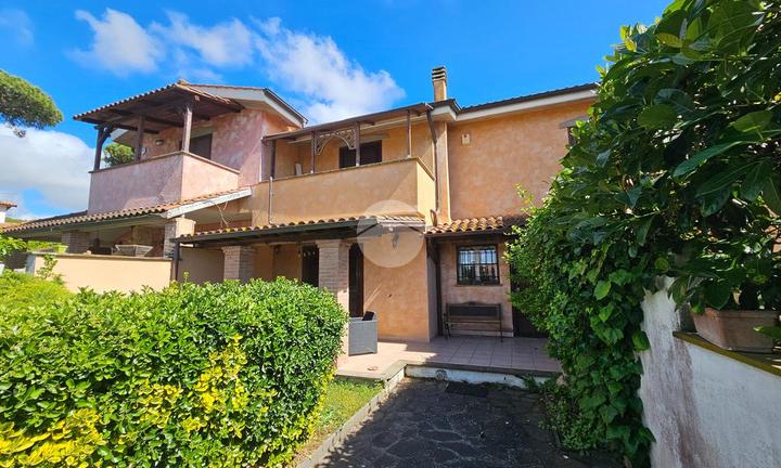 VILLA A SCHIERA A ANZIO
