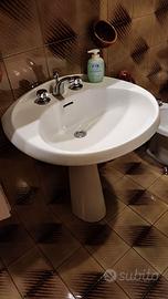 Lavandino con rubinetteria