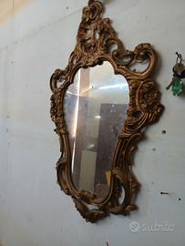 Antico specchio dorato integro
