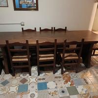 tavolo in legno e sedie