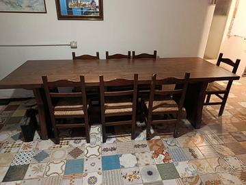 tavolo in legno e sedie