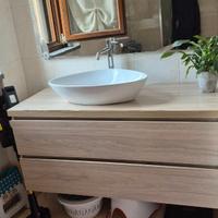 mobile bagno con lavabo e specchio