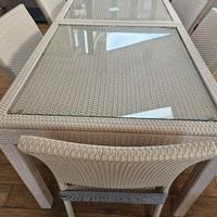 Tavolo on rattan