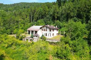 Rustico / Casale di 380 m² con più di 5 locali a G