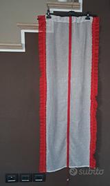 Tendina bianca con bordo rosso