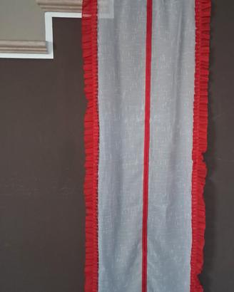 Tendina bianca con bordo rosso