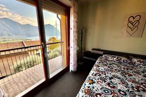 VILLA A SCHIERA A COSTA VOLPINO