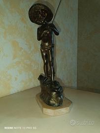  Statua Vintage "Giovane Pescatore" su Base in Mar