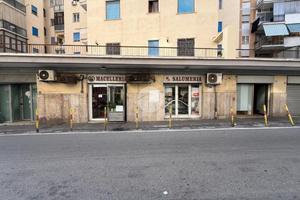 NEGOZIO A NAPOLI