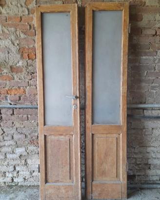 Porta antica a doppia anta in legno e vetri satina