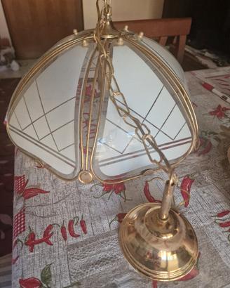 Lampadario in ottone e vetro. 