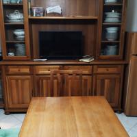 Tavolo da cucina, sedie e credenza
