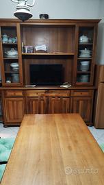 Tavolo da cucina, sedie e credenza