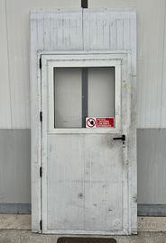 Pannello con porta antipanico e finestra da 1000 m