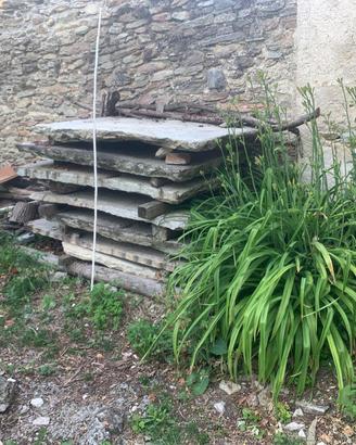 Lastre di pietra antiche fatte a mano