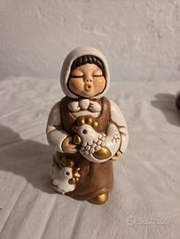 Donna con gallina presepe giubileo thun