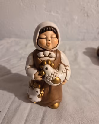 Donna con gallina presepe giubileo thun