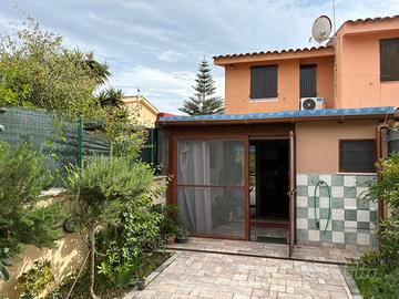 A soli 80 mt dal mare villino con giardino