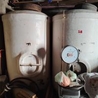 contenitore di resina per vino, 1200 litri ognuno