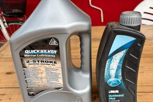4 litri olio nautico Quiicksilver più 1 litro INA