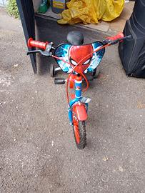 Bici di spiderman con pedali per bambino 