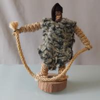 Figura Artigianale Sarda in legno, corda e lana.