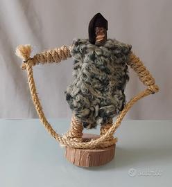 Figura Artigianale Sarda in legno, corda e lana.