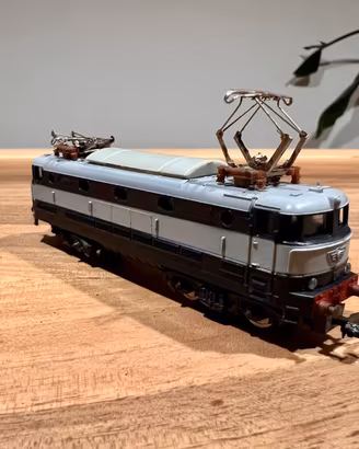 Locomotiva elettrica FS N vintage da riparare