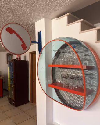 Cabina telefonica vintage SIP con insegna