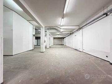 Box / Garage di 550 m² a Catania