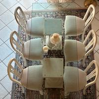 Tavolo in cristallo con base in marmo.