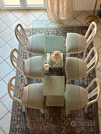 Tavolo in cristallo con base in marmo.