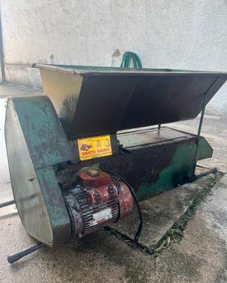 Diraspatrice elettrica per uva