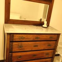 Comò antico in legno con piano in marmo 