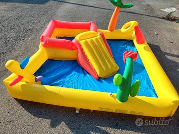 piscina con getti e spruzzi d acqua 