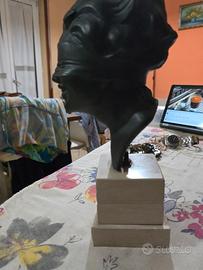 Dea bendata in bronzo con base in marmo