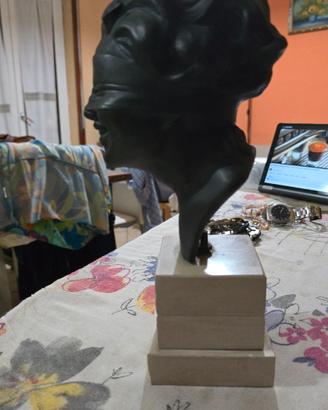 Dea bendata in bronzo con base in marmo