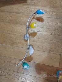Lampadario con 4 faretti orientabili e colorati.
