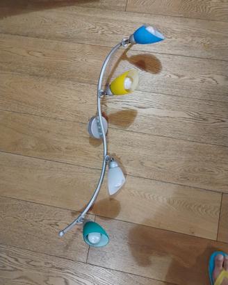 Lampadario con 4 faretti orientabili e colorati.